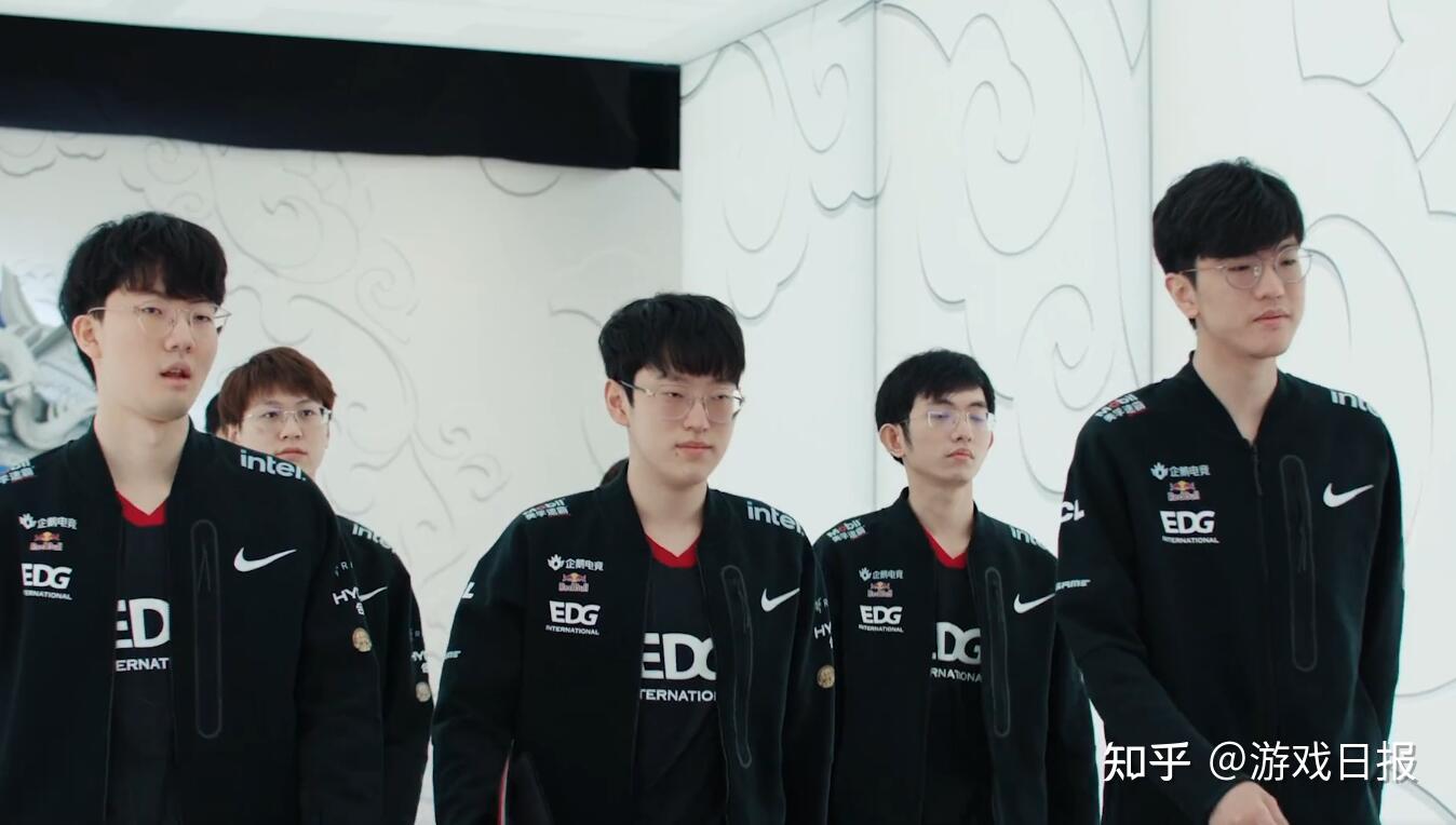 与郑钦文目 与郑钦文目